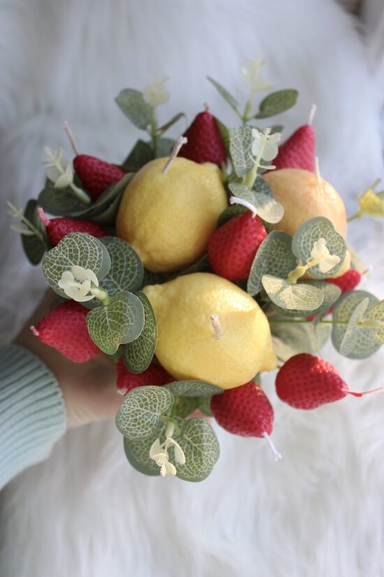 Citronu un zemeņu pušķis