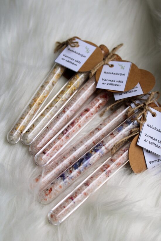 Vannas sāls ar ziediem