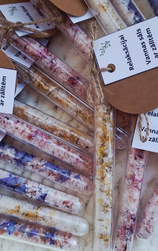 Vannas sāls ar ziediem